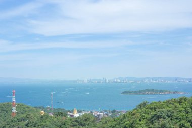 Yüksek açılı görünüş, Koh Lan, dağlar ve deniz tekne, Koh Lan, Tayland koridor boyunca güzel bakıldı