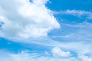 Güzel gökyüzü ve kayan bulutları