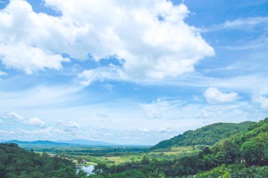 Dağlar ve gökyüzü güzel manzaralarını
