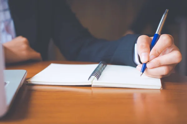 Mujer Negocios Escritura Mano Bloc Notas Con Bolígrafo Oficina — Foto de Stock