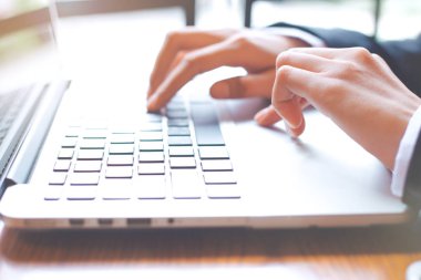 İş kadın el ofis dizüstü bilgisayar üzerinde çalışıyor.