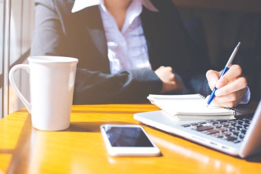 iş kadın el üstünde not etmek Office kalemle yazma.