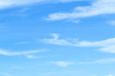 Güzel sabah yüzen bulutlu gökyüzü.