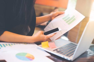 Çizelgeler ve grafikler sonuçları gösterilen tartışırken işadamı analiz çalışma.