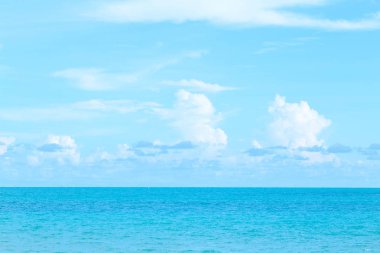 Gökyüzü ve denizin güzel manzaralarını.