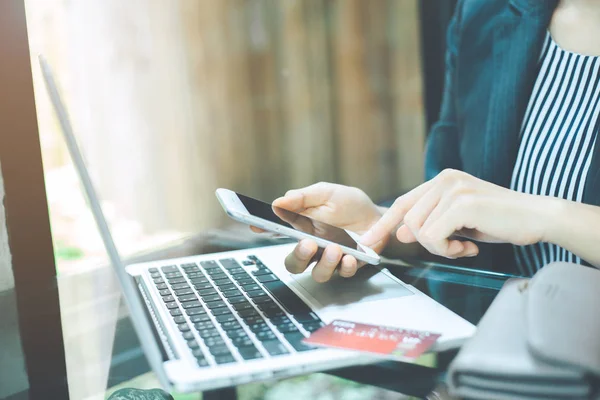 İşadamları telefonları ve bilgisayarlar online kredi kartı ile alışveriş için kullanın.