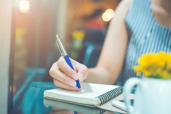 İş kadın el üstünde bir defter ofiste kalemle yazma.