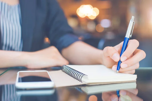 Mujer Negocios Está Tomando Notas Bloc Notas Con Bolígrafo Oficina — Foto de Stock