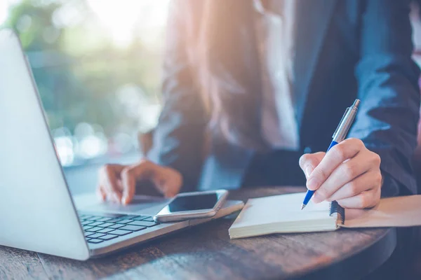 Mujer Negocios Escribiendo Mano Bloc Notas Con Bolígrafo Oficina — Foto de Stock