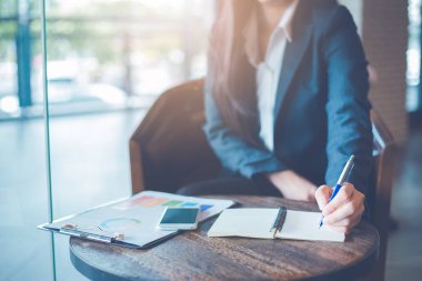 İş kadın el üstünde not etmek ofiste kalemle yazma.