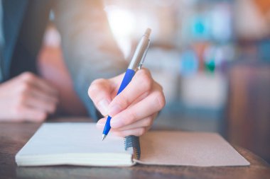 İş kadın el üstünde not etmek ofiste kalemle yazma.