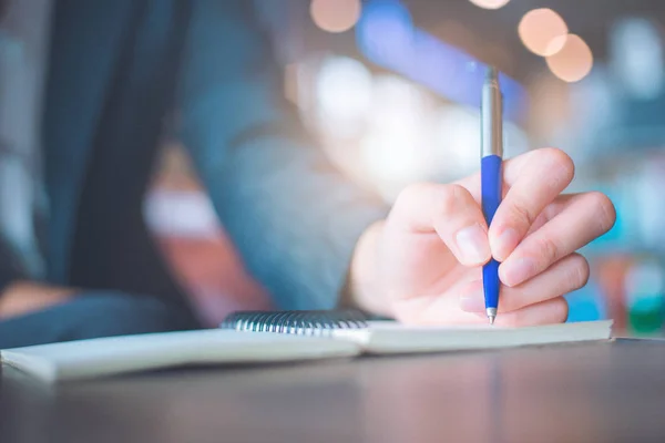 Geschäftsfrau Schreibt Mit Stift Büro Auf Notizblock — Stockfoto