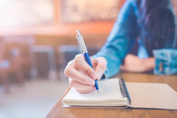 Die Hand Einer Frau Schreibt Mit Einem Stift Einen Leeren — Stockfoto