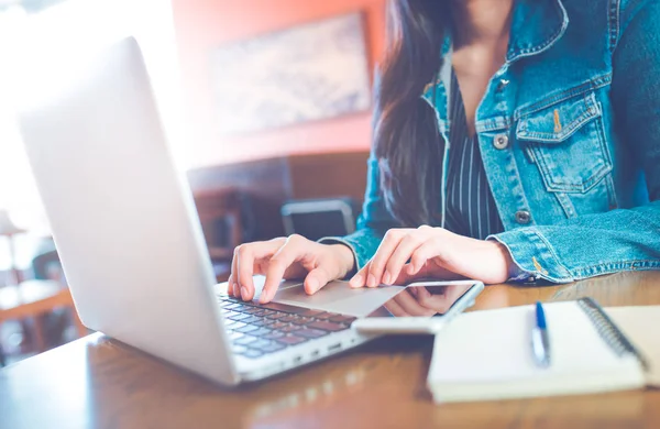 Kvinnor Hand Använder Dator Laptop Kontoret Bordet Finns Mobiltelefoner Anteckningsbok — Stockfoto