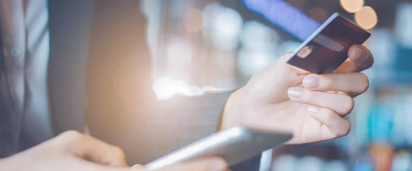İş kadın elini kullanma kredi kartları ve akıllı telefonlar. Web afiş.