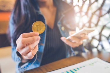 Bir para birimi, bankacılık web ve uluslararası ağ ödeme, seçici bitcoin.electronic sanal para tutan bir kadın eli.