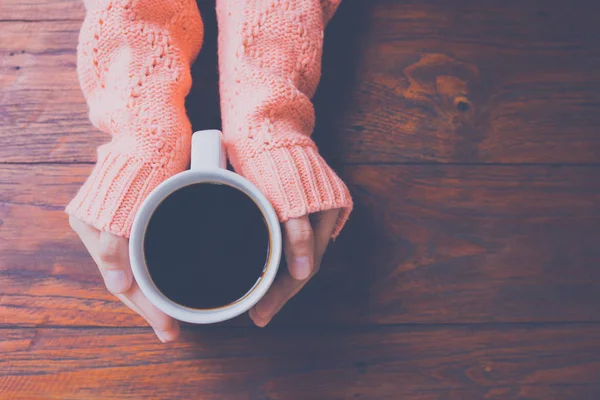 Vrouw Hand Warme Trui Houden Van Een Kopje Koffie Een — Stockfoto