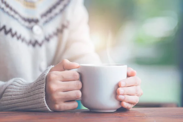 Vrouw Hand Warme Trui Houden Van Een Kopje Koffie — Stockfoto