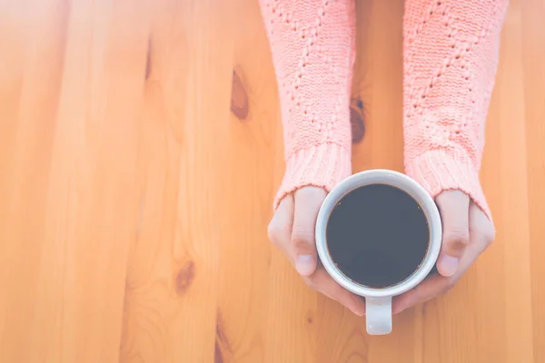 Vrouw Hand Warm Roze Trui Met Een Kopje Koffie Hart — Stockfoto