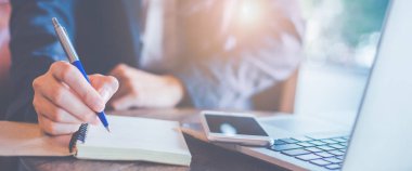 İş kadın el ofiste bir kalem ile not etmek üstünde yazılı. Web afiş.