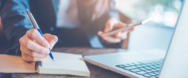 İş kadın el ofiste bir kalem ile not etmek üstünde yazılı. Web afiş.