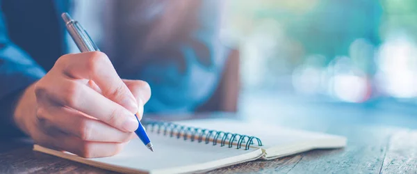 İş kadın el ofiste bir kalem ile not etmek üstünde yazılı. Web afiş.