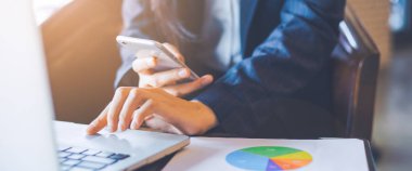 İş kadın el cep telefonu kullanma office. Web afiş.