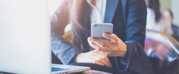 İş kadın el cep telefonu kullanma office. Web afiş.