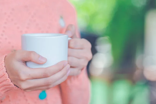 Vrouw Hand Warme Trui Houden Van Een Kopje Koffie — Stockfoto