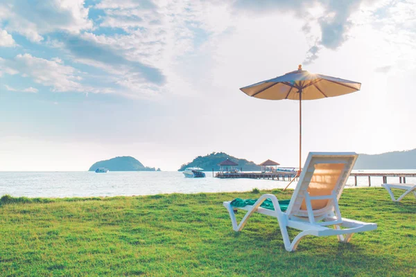 Plaj Sandalyeleri Plaj Şemsiyeleri Sahilde Nın Bahçesinde Bulunmaktadır Deniz Manzaralı — Stok fotoğraf