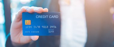 İş kadın el Mavi kredi kartı tutar. Web afiş.