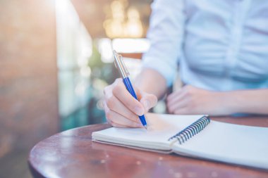 Kadın el üstünde not etmek ofiste kalemle yazma