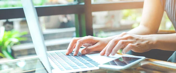 Affärskvinna Som Arbetar Med Bärbar Dator Och Använder Mobiltelefon Kontoret — Stockfoto