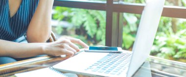 İş kadın el bir cep telefonu kullanıyor. Web afiş.