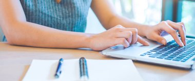 İş kadın el bir dizüstü bilgisayarla çalışma. Web afiş.