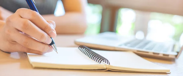 Γυναίκα Χέρι Γράφει Σημειωματάριο Στυλό Στο Γραφείο Στο Γραφείο Της — Φωτογραφία Αρχείου