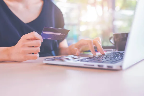 Business women use credit cards and laptop computers to shop onl — Stock Photo, Image