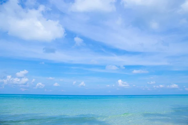Краса літнього пляжу і чисте море на яскравому — стокове фото