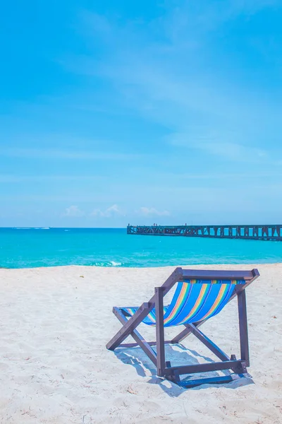 바다와 밝은 하늘이 있는 해변 의자 및 다리 — 스톡 사진