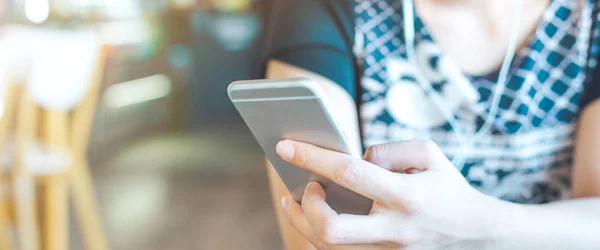 Kadınların elleri cep telefonu kullanıyor..