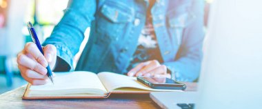 Kalemle not defterine kadın el yazısı.