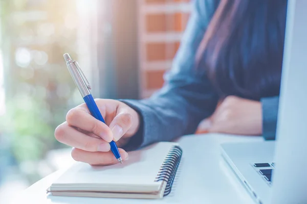 Zakenvrouw hand schrijven op een Kladblok met een pen en hebben — Stockfoto