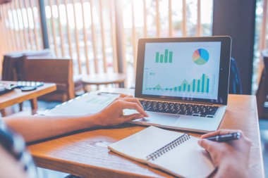 İş kadını elleriyle otobüs analiz dizüstü bilgisayar kullanıyor