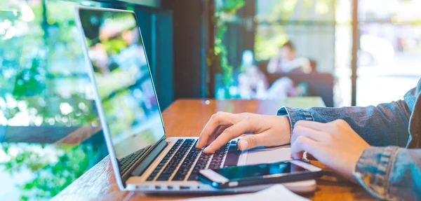 Kvinna hand arbetar på laptop på kontoret. — Stockfoto