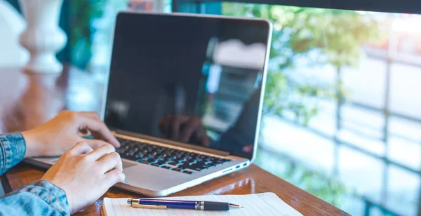 Kvinna hand arbetar på laptop på kontoret. Webbbanner. — Stockfoto