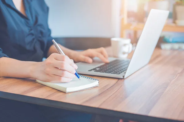 Mujer Negocios Está Escribiendo Cuaderno Con Bolígrafo Utilizando Ordenador Portátil — Foto de Stock