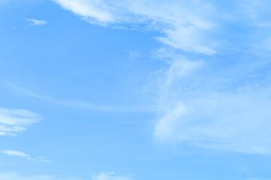 Sabah gökyüzü aydınlık bir günde ve bulutlar gökyüzü ile dolup taşıyor.