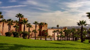 Udayaların Kasbah 'ı üzerinde 2 yönlü bulutlar