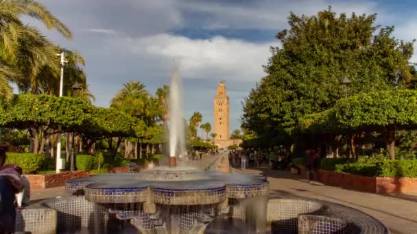 Vista en la fuente con minarete de Koutoubia en Marrakech Timelapse — Vídeos de Stock