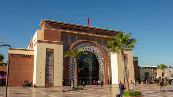 Niezidentyfikowani ludzie i stacja kolejowa Gare de Marrakech w Marrakeszu, Maroko — Wideo stockowe